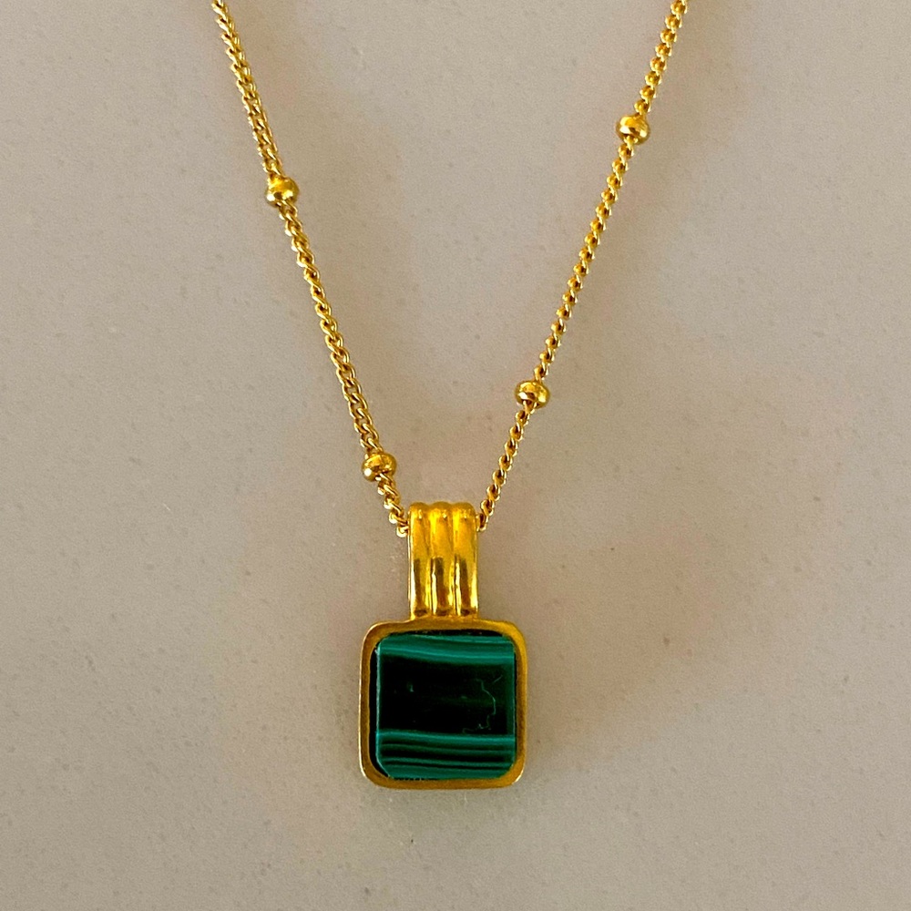 Gold necklace with emerald stone